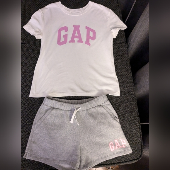 GAP White and Pink Tshirt& GAP Flare Ombre Leggings& GAP Gray Shorts - Picture 4 of 7